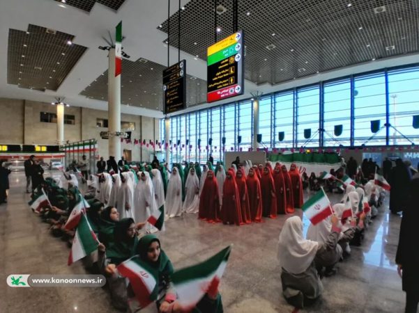 هنرنمایی کودکان و نوجوانان در مراسم استقبال نمادین از ورود امام خمینی(ره)