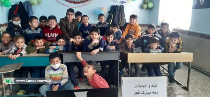 آشنایی اعضای کتاب‌خانه‌ی سیار روستایی گمیشان با وقایع انقلاب