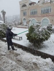 ادامه عملیات پاکسازی و برف روبی پارک ها و فضای سبز شهر گرگان