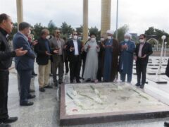 غبار روبی و عطر افشانی گلزار شهدا با حضور نماینده ولی فقیه در امور حج و زیارت گلستان