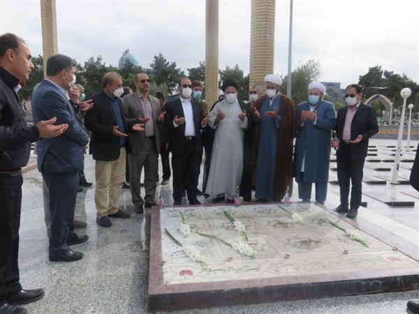 غبار روبی و عطر افشانی گلزار شهدا با حضور نماینده ولی فقیه در امور حج و زیارت گلستان