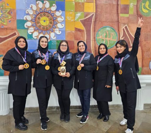 مدال خوش رنگ طلا بر گردن یکی از دختران خانواده بزرگ شرکت گاز استان گلستان