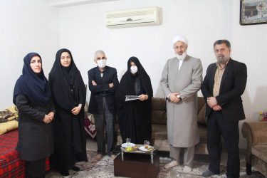 دیدار مدیرکل کتابخانه های عمومی گلستان با خانواده های سه شهید در گرگان
