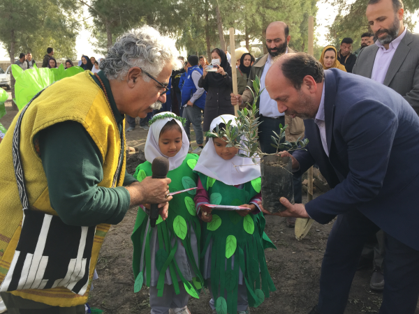 کاشت نهال توسط اقبال واحدی با دانش آموزان روستای قربان آباد آق قلا
