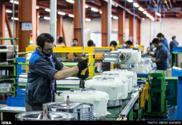 کمیته امداد گلستان در ازای بکارگماری مددجویان بسته های تشویقی به صاحبان صنایع و کارفرمایان اعطاء می کند