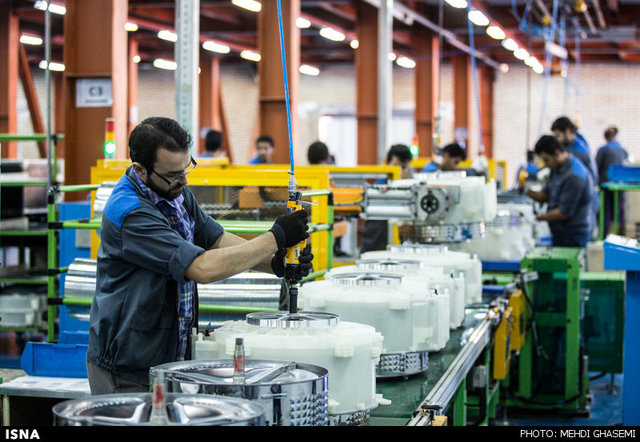 کمیته امداد گلستان در ازای بکارگماری مددجویان بسته های تشویقی به صاحبان صنایع و کارفرمایان اعطاء می کند