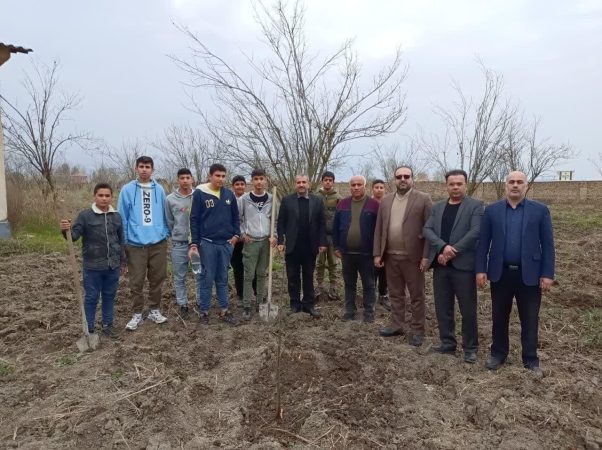 کاشت نهال توسط مدیرکل و کارکنان نوسازی مدارس استان گلستان