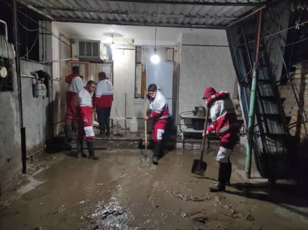 نجات مسافران اتوبوس از سیلاب/ امدادرسانی به ۲۹۳ نفر در ۱۲ساعت