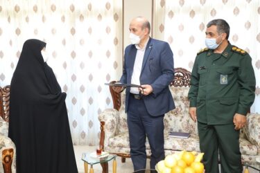 دیدار سرپرست آموزش و پرورش استان با خانواده شهید احمد روشنی