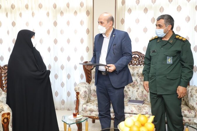 دیدار سرپرست آموزش و پرورش استان با خانواده شهید احمد روشنی