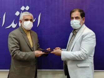 اعطاء حکم انتخاب مسئول روابط عمومی دانشگاه به عنوان عضو هیأت رئیسه روابط عمومی دستگاه‌های اجرایی استان