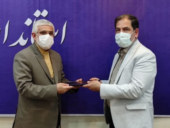 اعطاء حکم انتخاب مسئول روابط عمومی دانشگاه به عنوان عضو هیأت رئیسه روابط عمومی دستگاه‌های اجرایی استان
