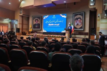 تندیس مقام اول بیست و پنجمین جشنواره شهید رجایی در دستان مدیر کل نوسازی مدارس گلستان