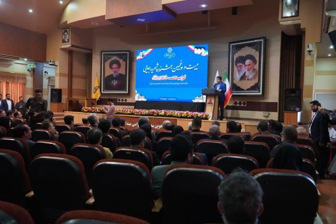 تندیس مقام اول بیست و پنجمین جشنواره شهید رجایی در دستان مدیر کل نوسازی مدارس گلستان