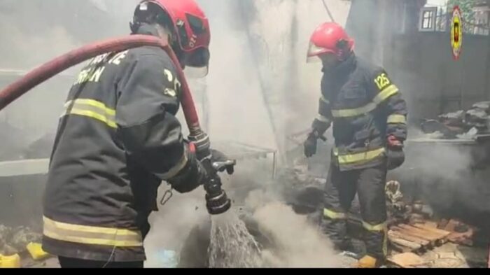 آتش سوزی کارگاه پخت کیک و شیرینی در افسران توسط آتش نشانان ایستگاه پنج مهار شد