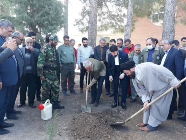 کاشت نهال درگالیکش با حضور رئیس اداره گازومسئولین شهرستان