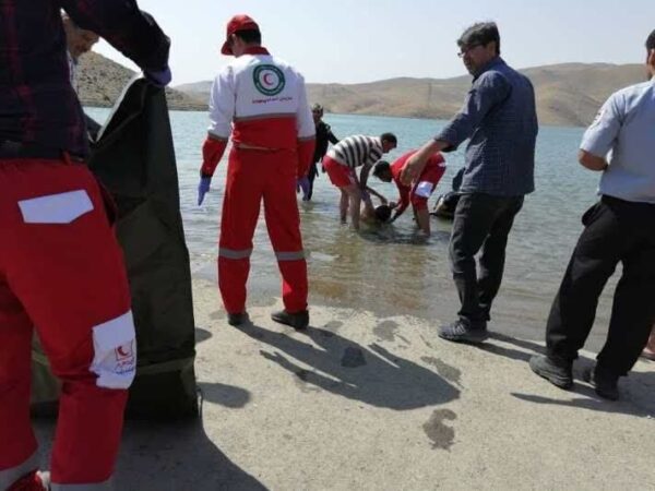 انتقال کودک ۳ ساله غرق شده در سیلاب مراوه تپه