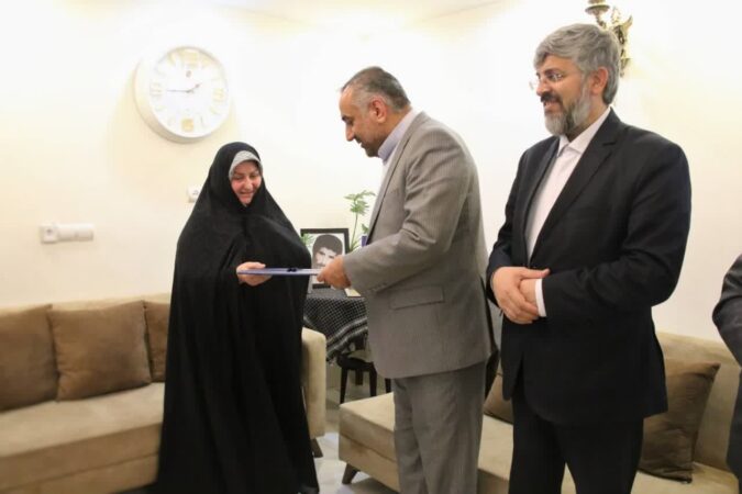 ادای احترام مسئولان قضایی گلستان به خانواده شهدا