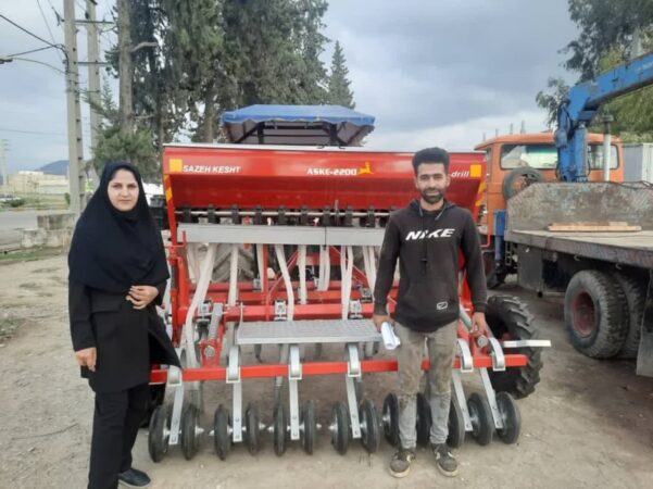تحویل چهارمین دستگاه کشت مستقیم با تسهیلات کم‌بهره در شهرستان
