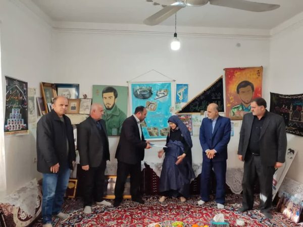 دیدار رئیس مخابرات کردکوی با دوخانواده شهید در روستای میاندره