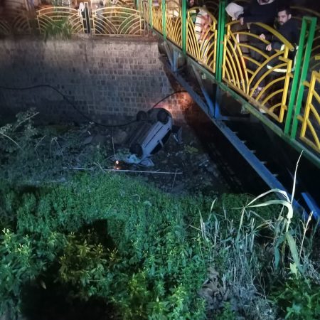 نجات محبوسین حادثه سقوط خودرو در حاشیه رودخانه علیمحمدی توسط آتش نشانی گرگان