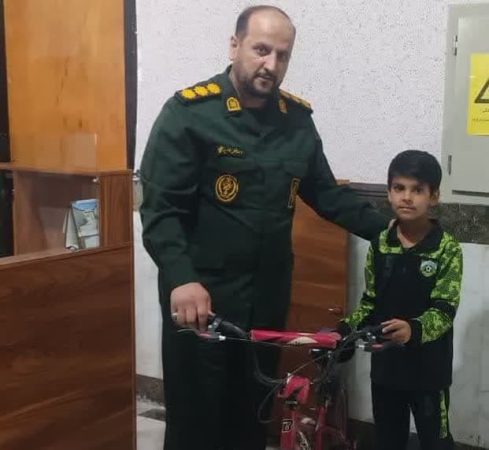 سردار ملک شاهکوهی فرمانده سپاه نینوا آرزوی دانش آموز بسیجی کلاله ای را محقق کرد