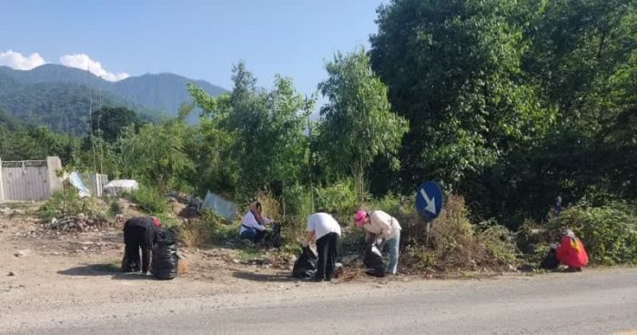 پاکسازی مسیر جاده توسکستان از زباله توسط دوستداران طبیعت