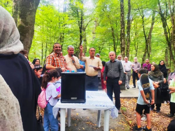 برگزاری گل‌گشت کارکنان دانشگاه علوم پزشکی گلستان به مناسبت هفته دولت در پارک جنگلی النگ‌دره گرگان