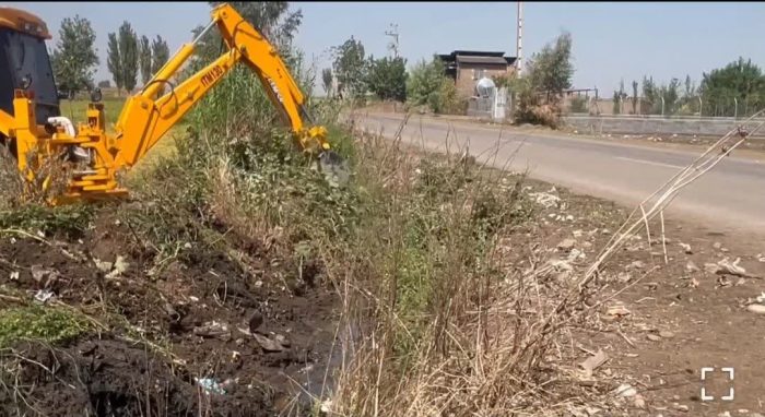 لایروبی کانال‌های خاکی هدایت آب‌های سطحی در آستانه فصل بارش‌ها