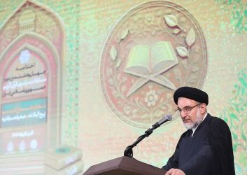 مسئولان در ظل قرآن سایه قرآن بگیرند