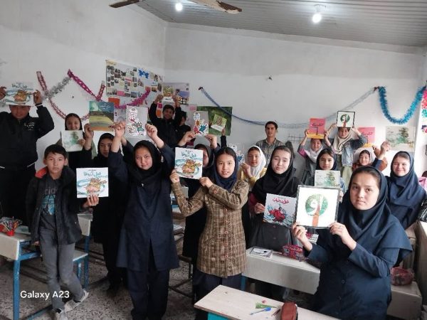 حضور کتابخانه سیار کانون پرورش فکری کودکان و نوجوانان در روستای کله‌پُست شهرستان گمیشان