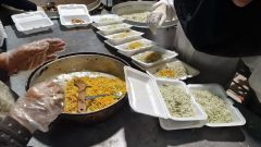 توزیع ۳۰۰ پرس غذای گرم توسط مرکز نیکوکاری مسجد گلشن برای خانواده‌های پناه‌آورده به گلستان