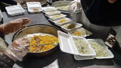 توزیع ۳۰۰ پرس غذای گرم توسط مرکز نیکوکاری مسجد گلشن برای خانواده‌های پناه‌آورده به گلستان