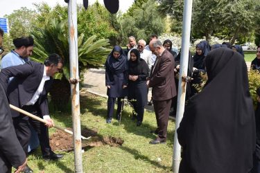 کاشت نهال به یاد ۱۶۸ شهید دانش‌آموز مدرسه میناب در شرکت گاز استان گلستان