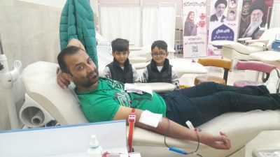  دوقلوها در کنار پدرشان فرهنگ فداکاری را آموختند