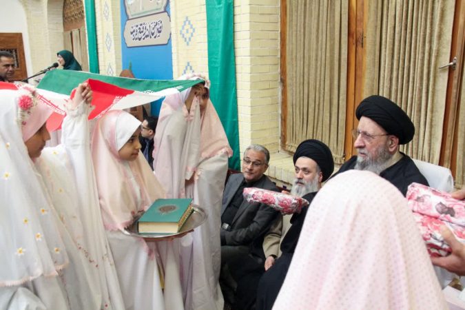 تجلیل از دختران و اجرای برنامه‌های فرهنگی در مراسم جشن دهه کرامت با حضور آیت‌الله نورمفیدی