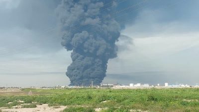 اعزام دو تیم عملیاتی آتش‌نشانی گرگان به حریق کارخانه یونولیت در گنبدکاووس