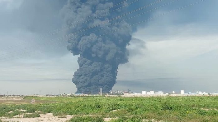 اعزام دو تیم عملیاتی آتش‌نشانی گرگان به حریق کارخانه یونولیت در گنبدکاووس