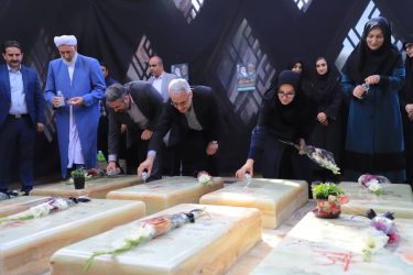 ادای احترام دبیرکل نهاد کتابخانه‌های عمومی کشور به مقام شهدا در تپه نورالشهدا گرگان