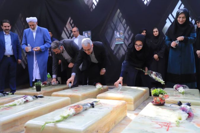 ادای احترام دبیرکل نهاد کتابخانه‌های عمومی کشور به مقام شهدا در تپه نورالشهدا گرگان
