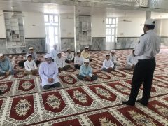 تأکید پلیس‌راه در جمع نمازگزاران مراوه‌تپه بر استفاده از کلاه ایمنی و فرهنگ‌سازی ترافیکی