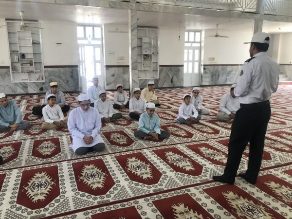 تأکید پلیس‌راه در جمع نمازگزاران مراوه‌تپه بر استفاده از کلاه ایمنی و فرهنگ‌سازی ترافیکی