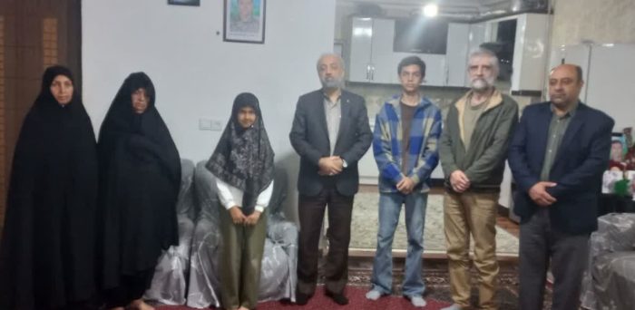 دیدار مدیر مخابرات منطقه گلستان با خانواده شهید علیرضا شرفی منش