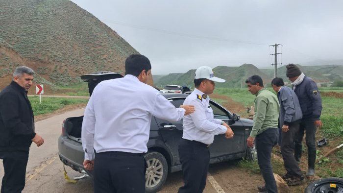 امدادرسانی به خودروی سانحه‌دیده در محور مراوه‌تپه با حضور رئیس پلیس راه استان گلستان