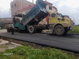 روکش آسفالت خیابان فردوس ۲۲ در راستای بهسازی معابر شهر قرق اجرا شد