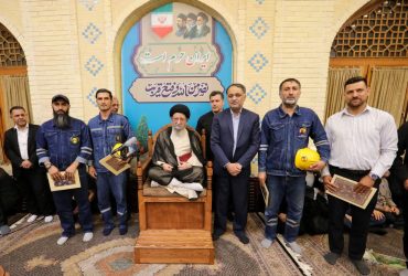 تقدیر از جهادگران عرصه سلامت و برق در حاشیه جلسه تفسیر قرآن آیت‌الله نورمفیدی