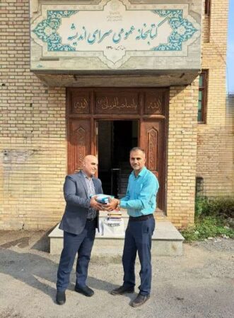 اهداء ۷۰ جلد کتاب توسط رئیس اداره گاز جلین
