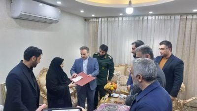 فرماندار گرگان به خانواده شهید اتراچالی شناسنامه هویتی اهداء کرد