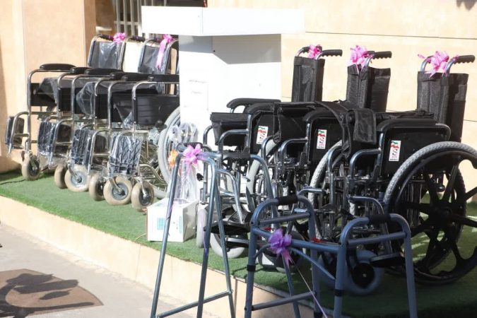 هلال‌احمر ویلچر و تجهیزات پزشکی به دانش‌آموزان توان‌خواه گرگان اهدا کرد