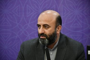 کسانی که خود در اجرای قانون مرتکب تخلف می‌شوند نمی‌توانند قانون‌گذار خوبی برای کشور باشند
